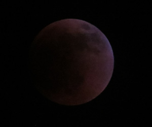 2022 blood moon red