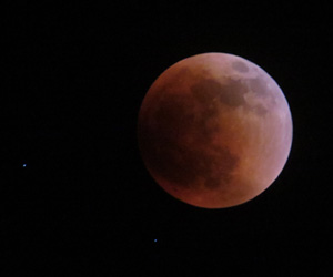 2022 blood moon red and white